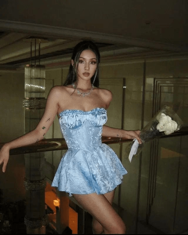 Robe mini Lucia sans bretelles avec jupe drapée 