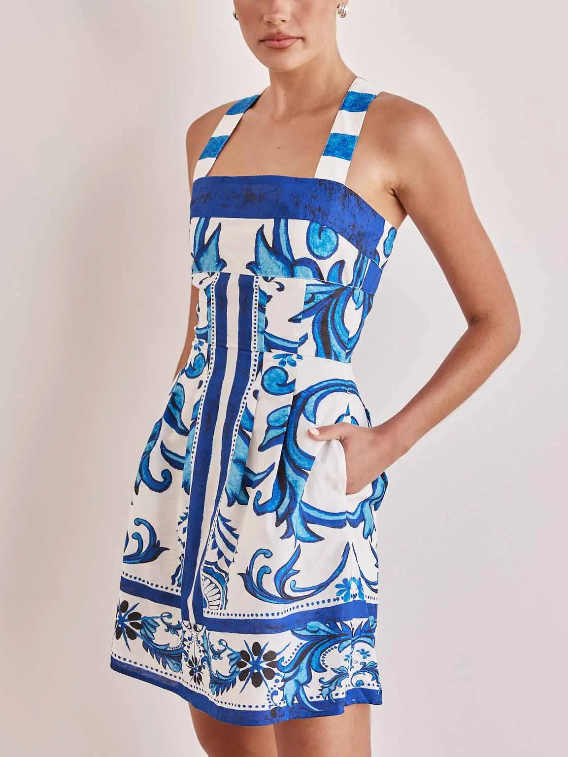 Robe mini en camisole à imprimé floral peint exquis 