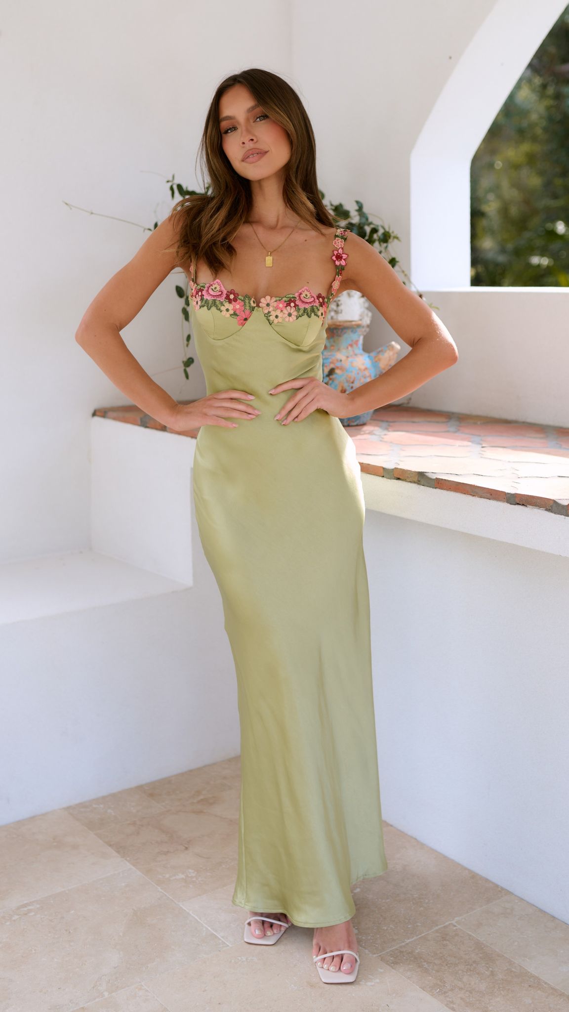 Robe longue élégante avec broderies florales – silhouette fluide d’été