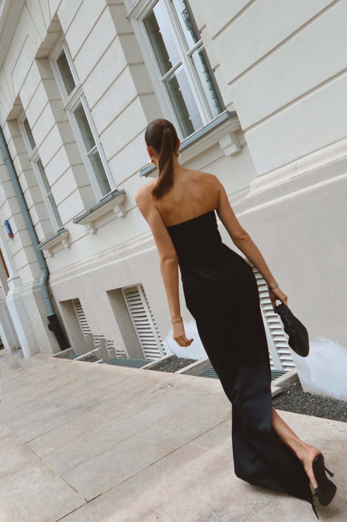 Robe de Soirée Chic Longue avec Silhouette Sculptée et Design Minimaliste – Élégance pour Événements Spéciaux 1