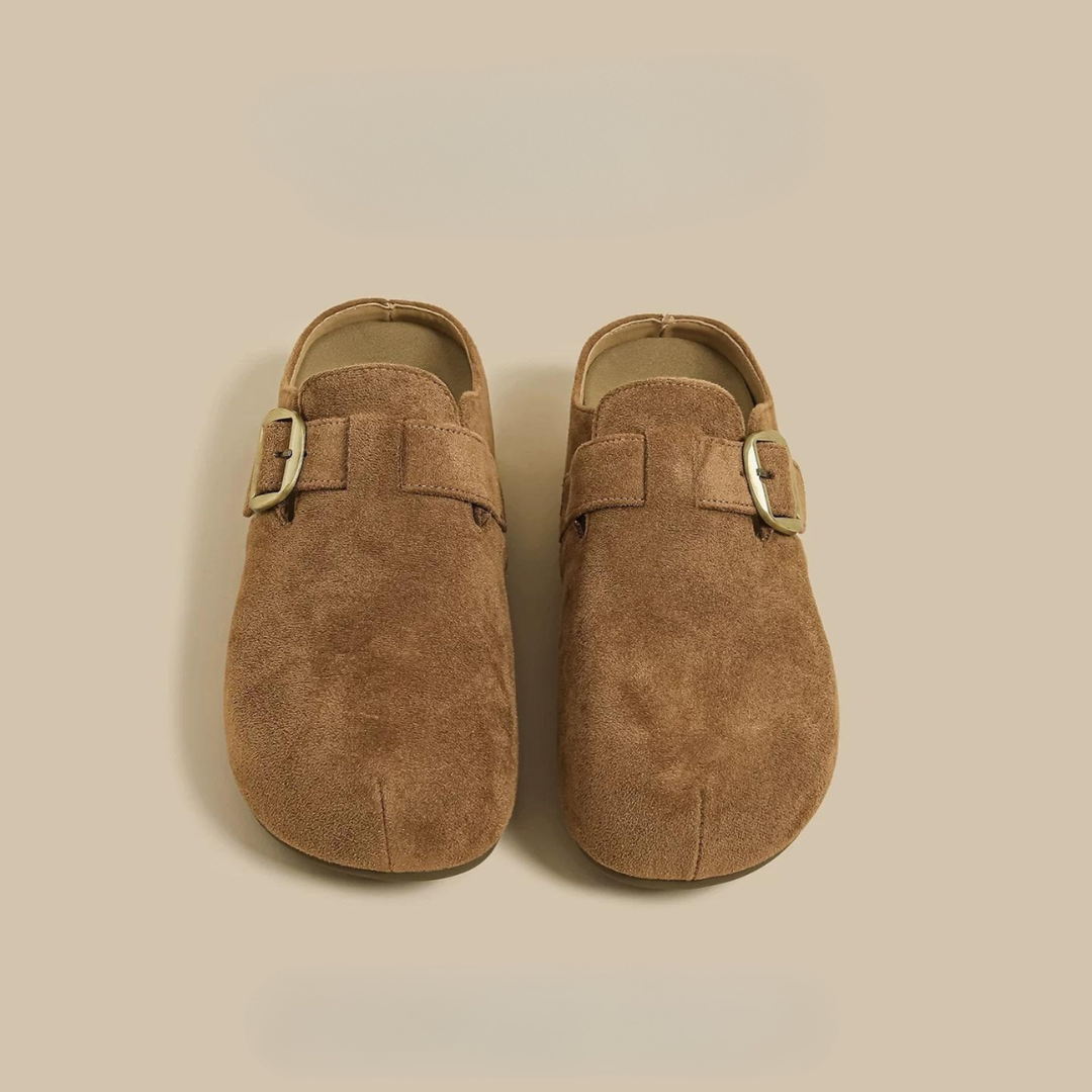 Sabots suédé taupe à boucle - Authenticité moderne intemporelle - MAX FOR ME