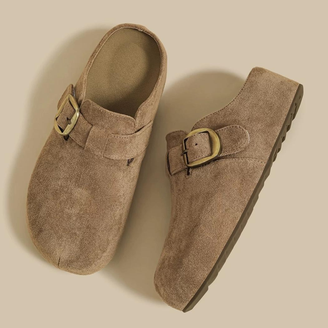Sabots suédé taupe à boucle - Authenticité moderne intemporelle - MAX FOR ME