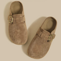 Sabots suédé taupe à boucle - Authenticité moderne intemporelle - MAX FOR ME