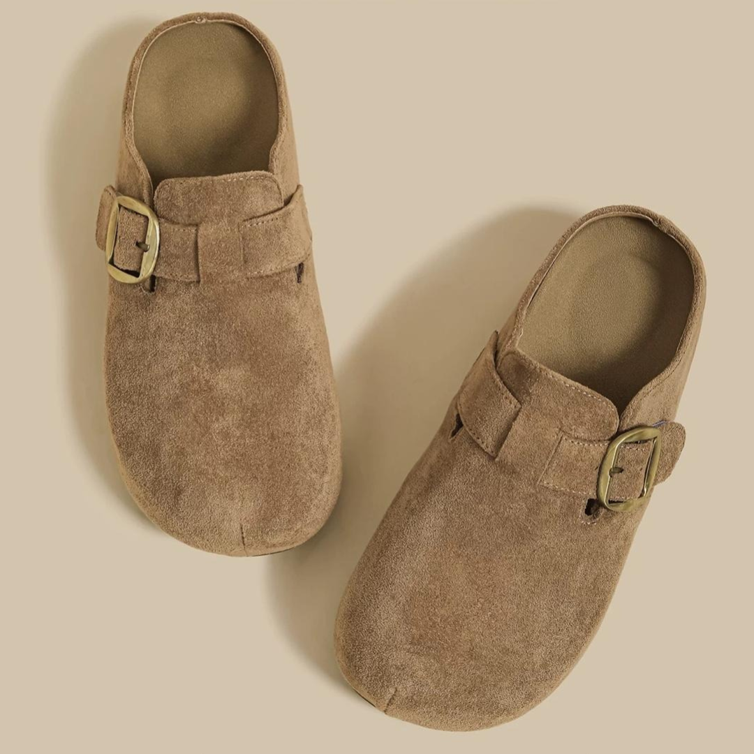 Sabots suédé taupe à boucle - Authenticité moderne intemporelle - MAX FOR ME