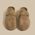 Sabots suédé taupe à boucle - Authenticité moderne intemporelle - MAX FOR ME
