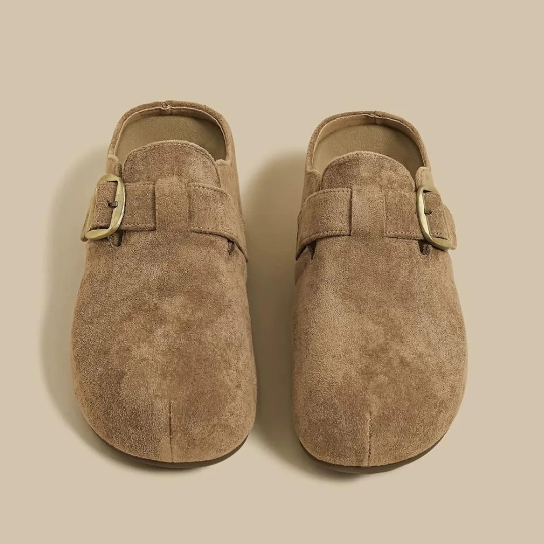 Sabots suédé taupe à boucle - Authenticité moderne intemporelle - MAX FOR ME