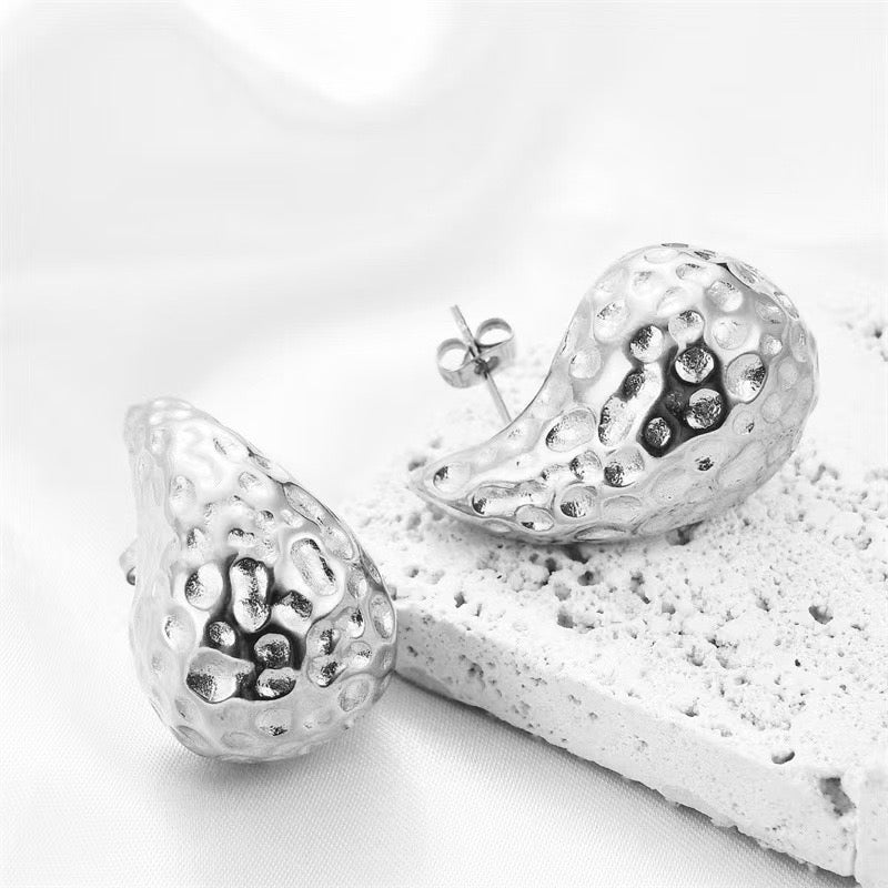Look bureau professionnel avec boucles d'oreilles goutte Max for Me style chic