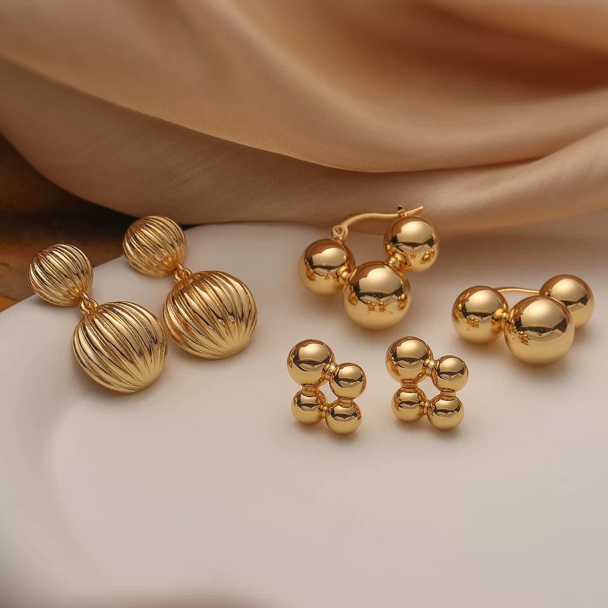 Boucles d'oreilles boules dorées - une touche d'élégance moderne - MAX FOR ME MAX for ME