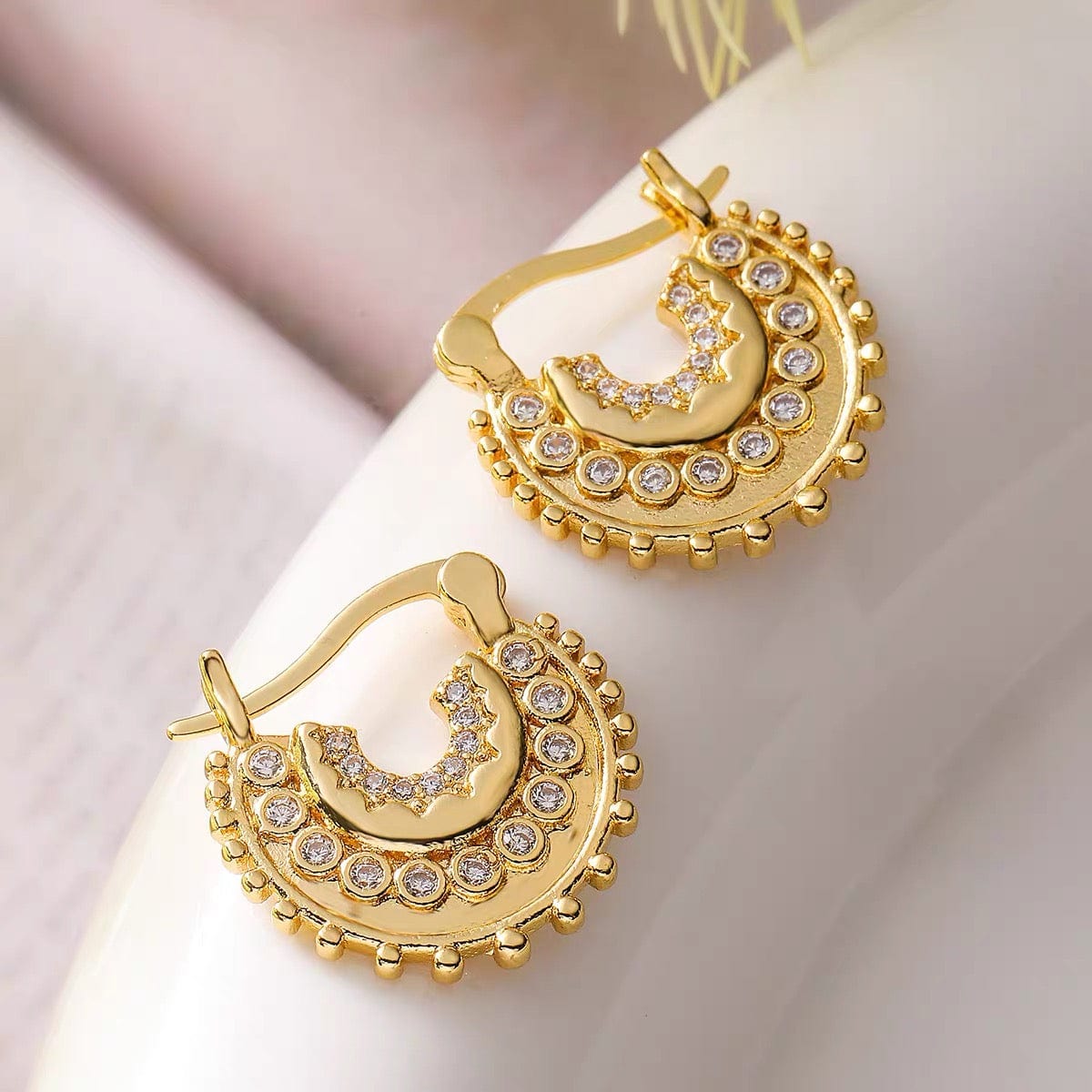 Boucles d'oreilles pendantes pavées - un éclat architectural et chic - MAX FOR ME MAX for ME