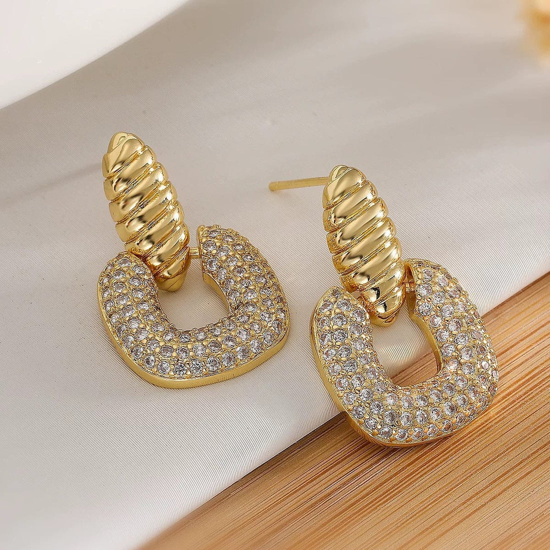 Boucles d'oreilles pendantes pavées - un éclat architectural et chic - MAX FOR ME Or / Aura MAX for ME