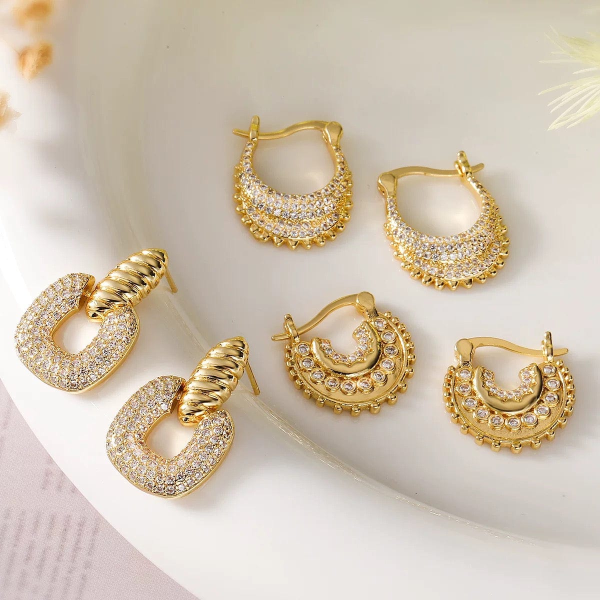 Boucles d'oreilles pendantes pavées - un éclat architectural et chic - MAX FOR ME Or / Coffret MAX for ME