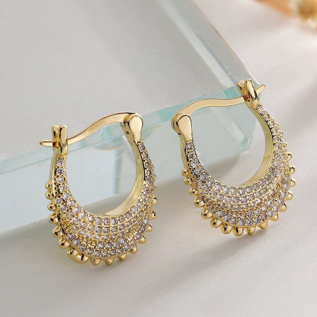 Boucles d'oreilles pendantes pavées - un éclat architectural et chic - MAX FOR ME Or / Aura MAX for ME