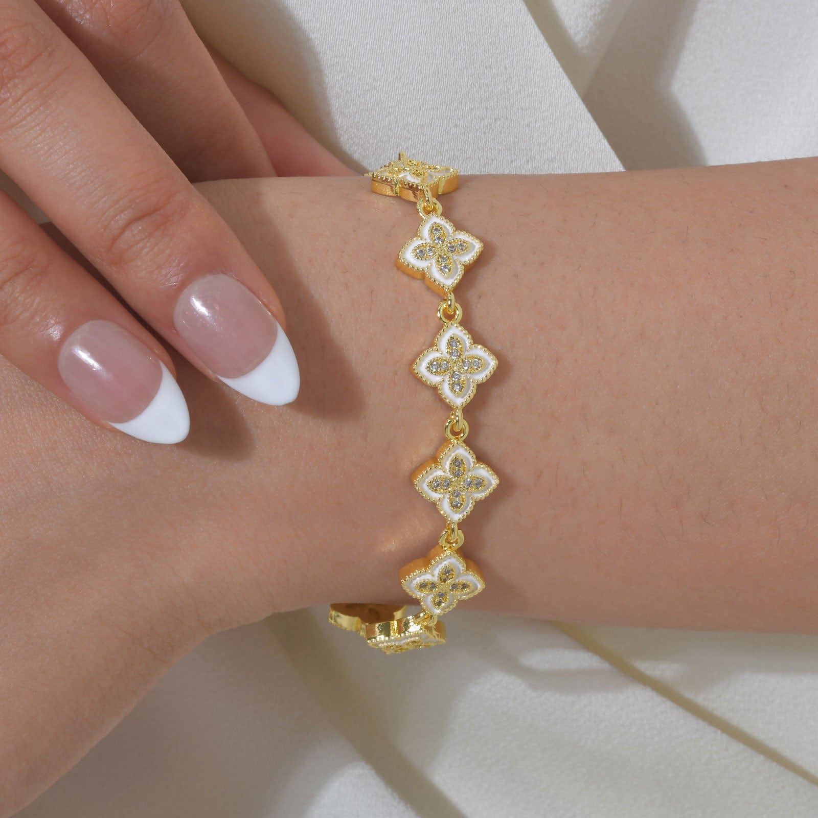 Bracelet doré à fleurs émaillées – bijou raffiné à maillons ajustables Blanc MAX for ME