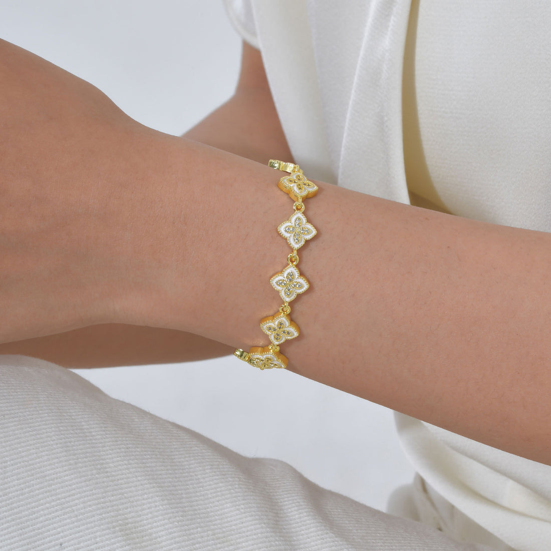 Bracelet doré fleurs émaillées maillons ajustables porté poignet MAX FOR ME