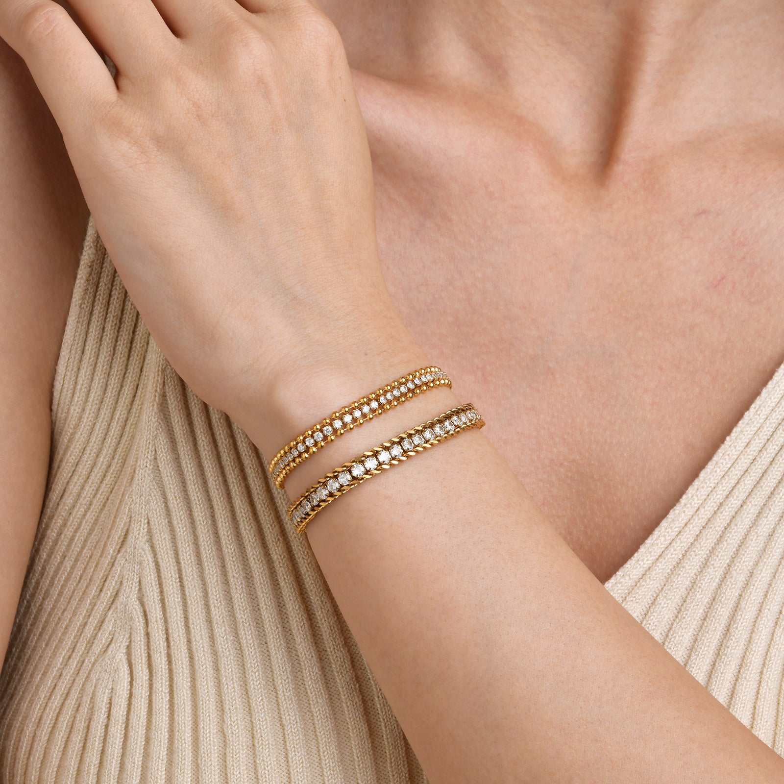 
bracelets-dores-lifestyle-elegance-quotidienne-luxe-accessible-max-for-me