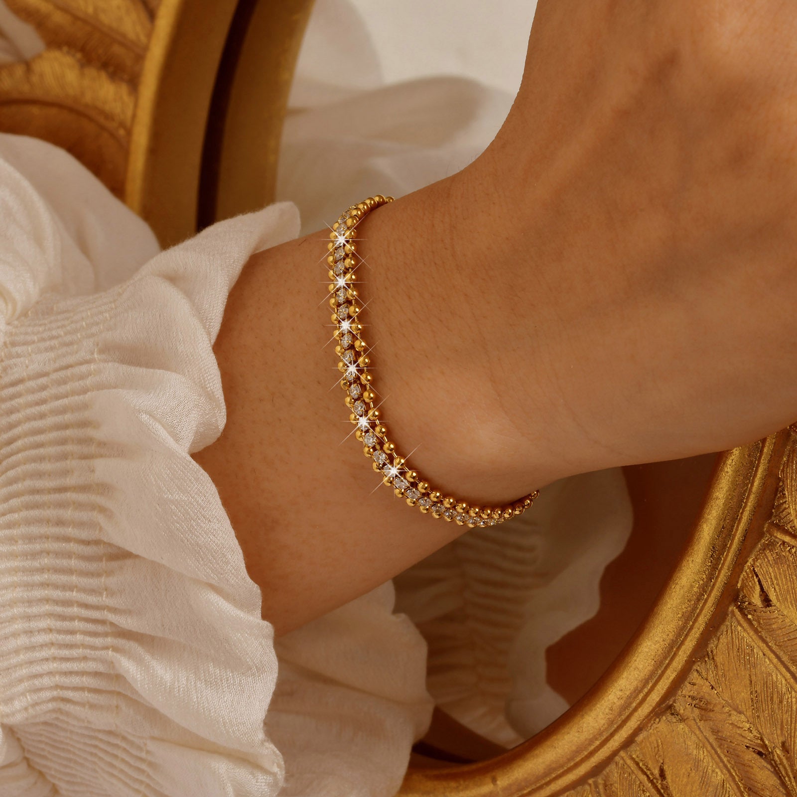 Bracelets dorés portés poignet femme sophistication MAX FOR ME