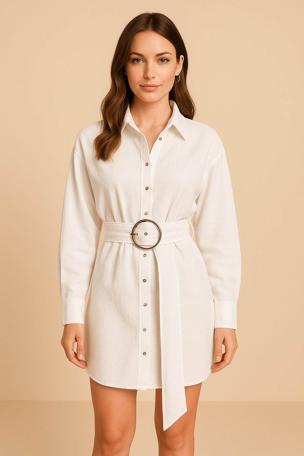 Chemisier Blanc Ceinturé avec Boutons et Boucle Ronde – Minimalisme Structuré