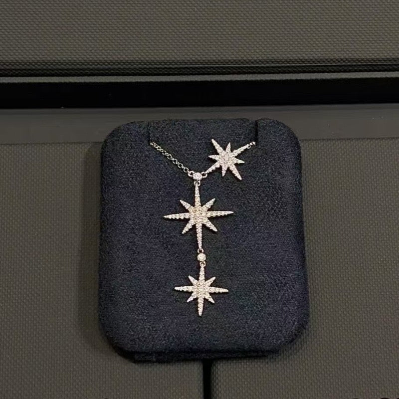 Collier étoile porté femme décolleté élégance contemporaine MAX FOR ME