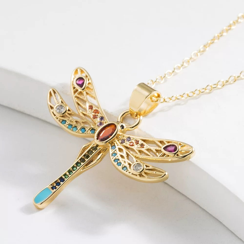 Collier libellule porté femme élégante transformation MAX FOR ME