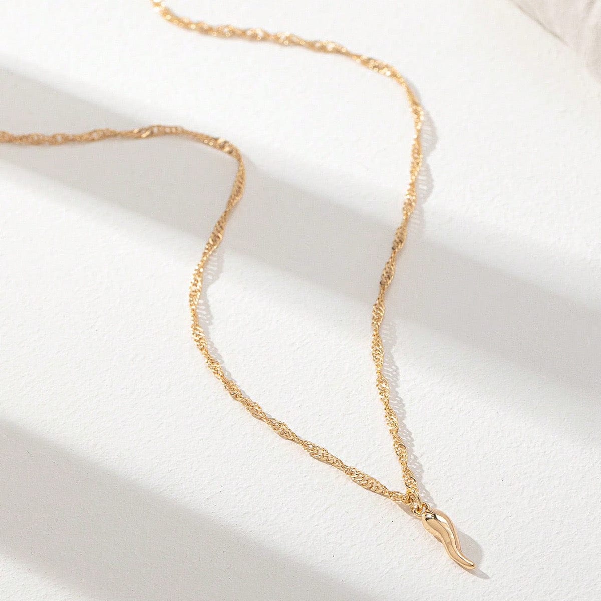 Collier pendentif piment doré ultra-tendance talisman stylisé - Collection exclusive Max for Me charme discret MAX for ME