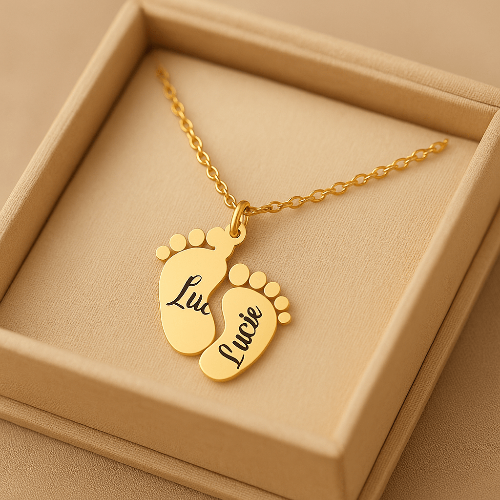 Collier Personnalisé Petits Pieds – Deux Prénoms Or MAX for ME