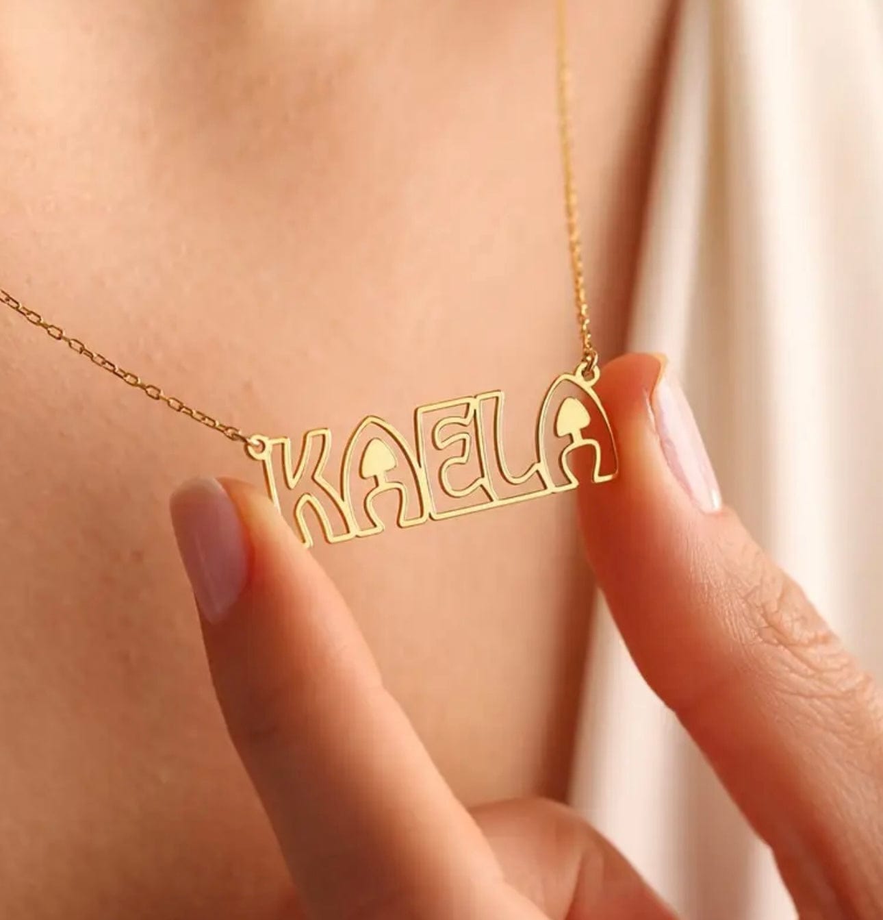 Collier prénom doré au design artistique – silhouette moderne MAX for ME