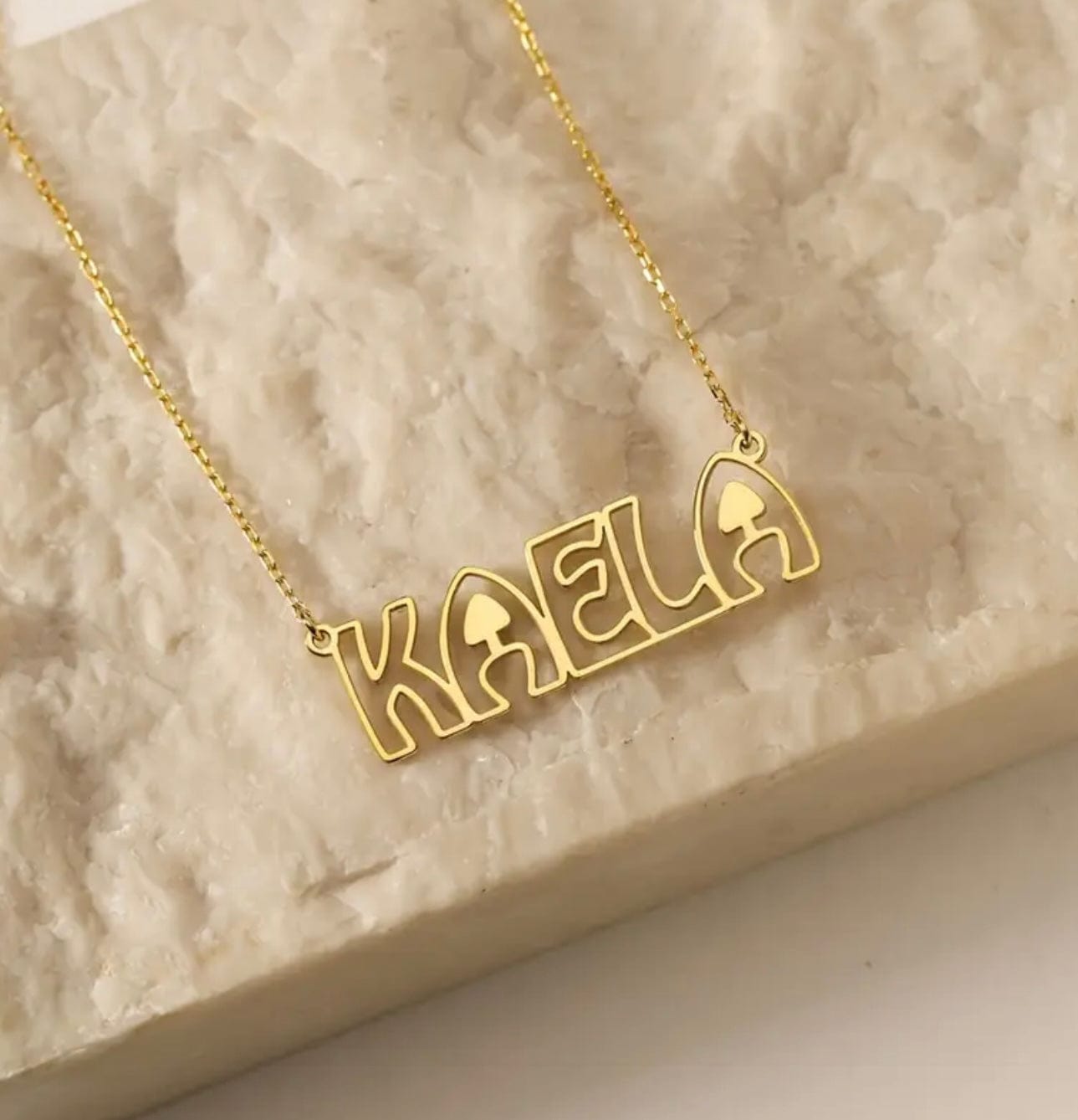 Collier prénom doré au design artistique – silhouette moderne MAX for ME