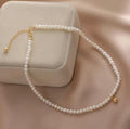Collier ras-du-cou en perle avec une petite médaille centrale MAX for ME