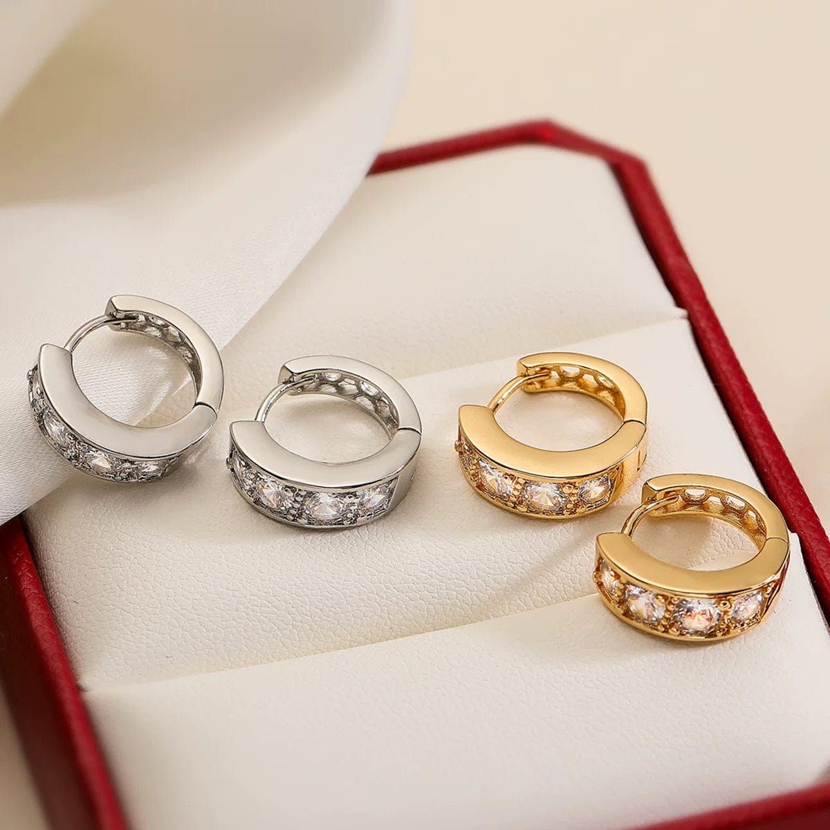 Créoles dorées serties – Mini anneaux 18K avec cristaux éclatants Or / Duo MAX for ME