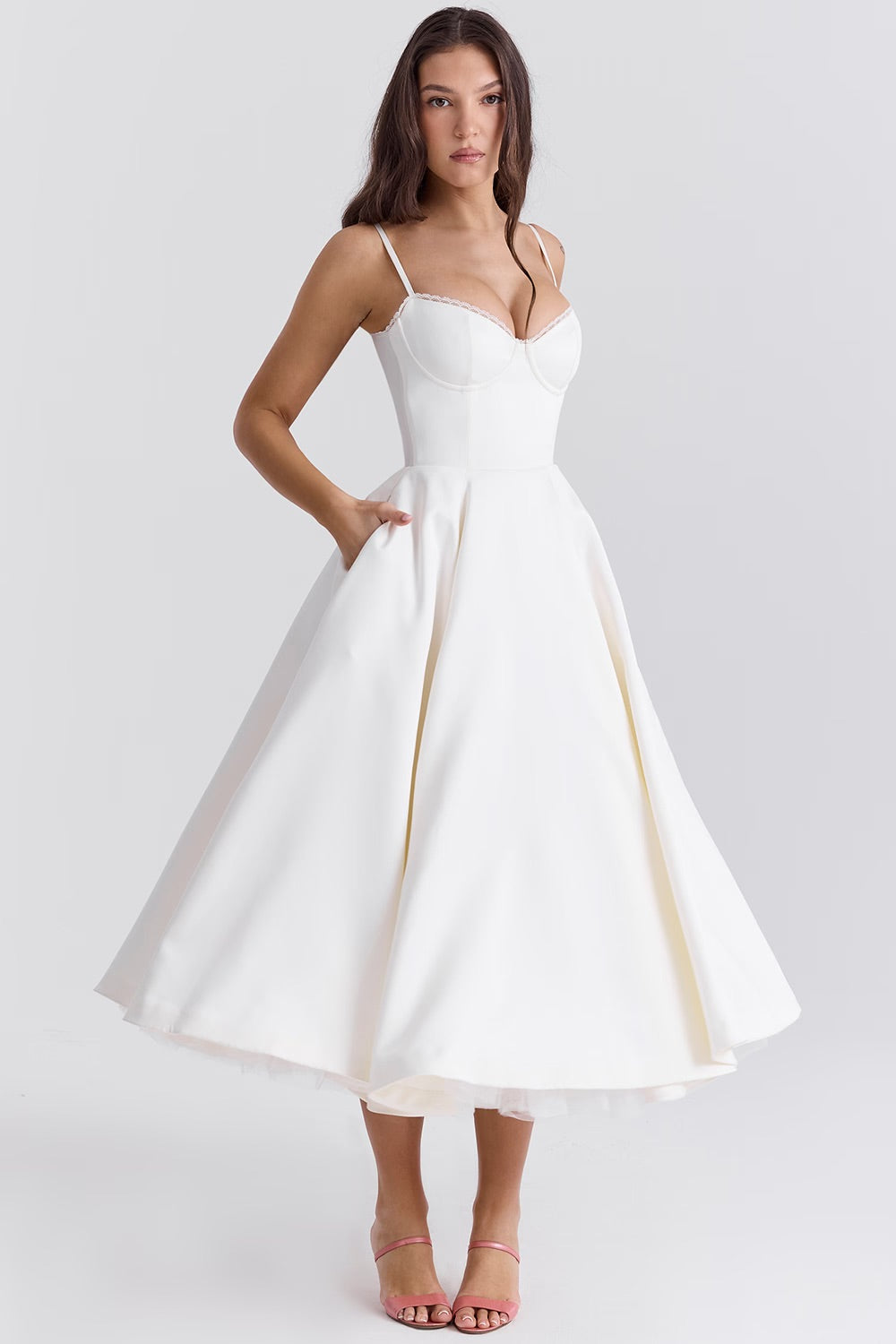 Robe midi Clara en satin duchesse avec corsage et jupe en tulle