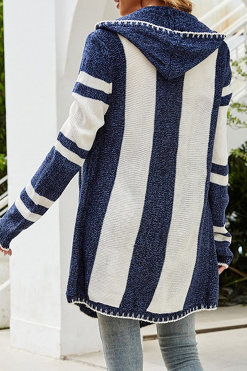 pull-capuche-rayures-contrastees-femme-lifestyle-confort-quotidien
