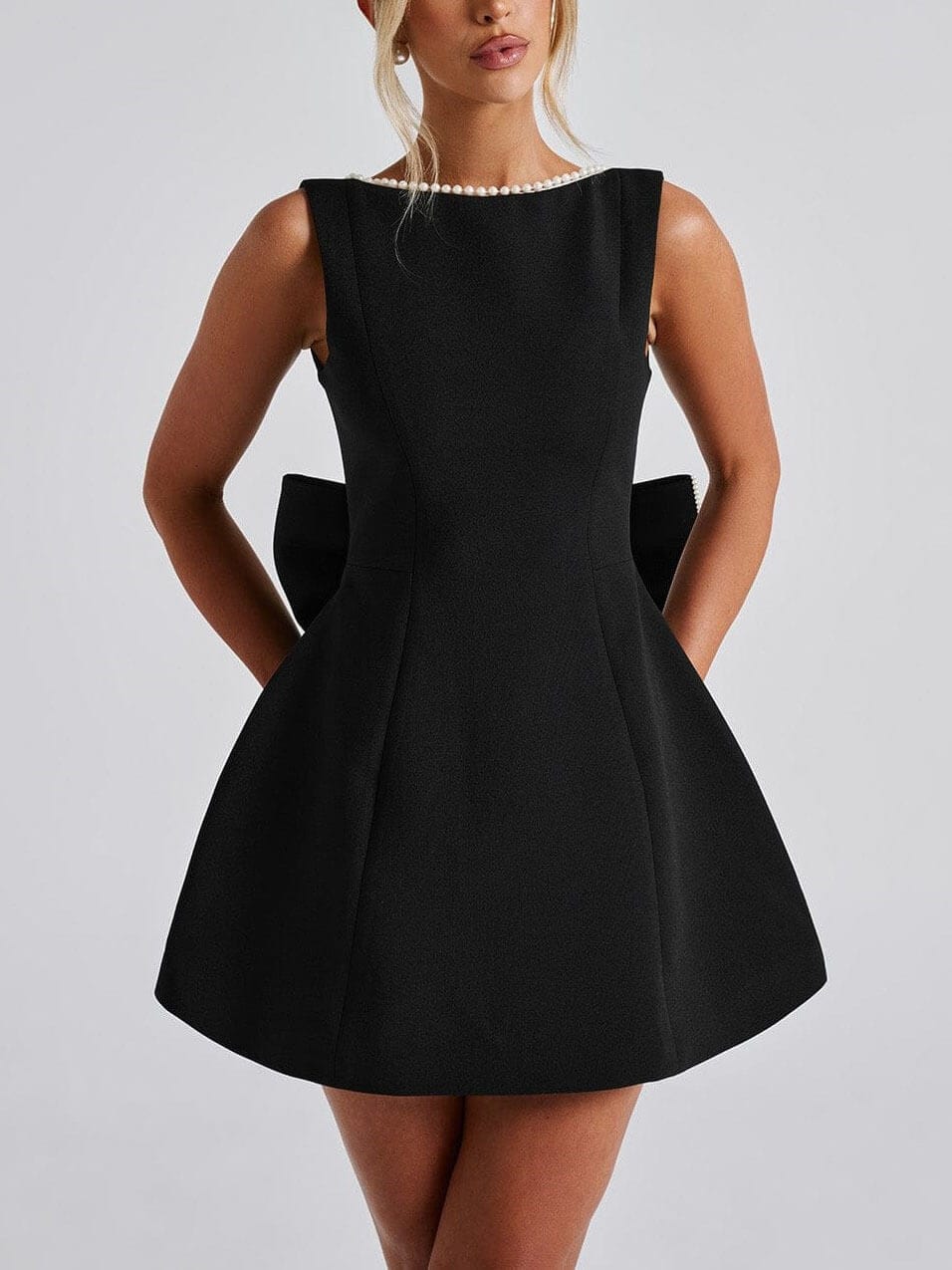 Robe Courte Ajustée avec Noeud et Perles – Décolleté Carré et Dos Boutonné MAX for ME