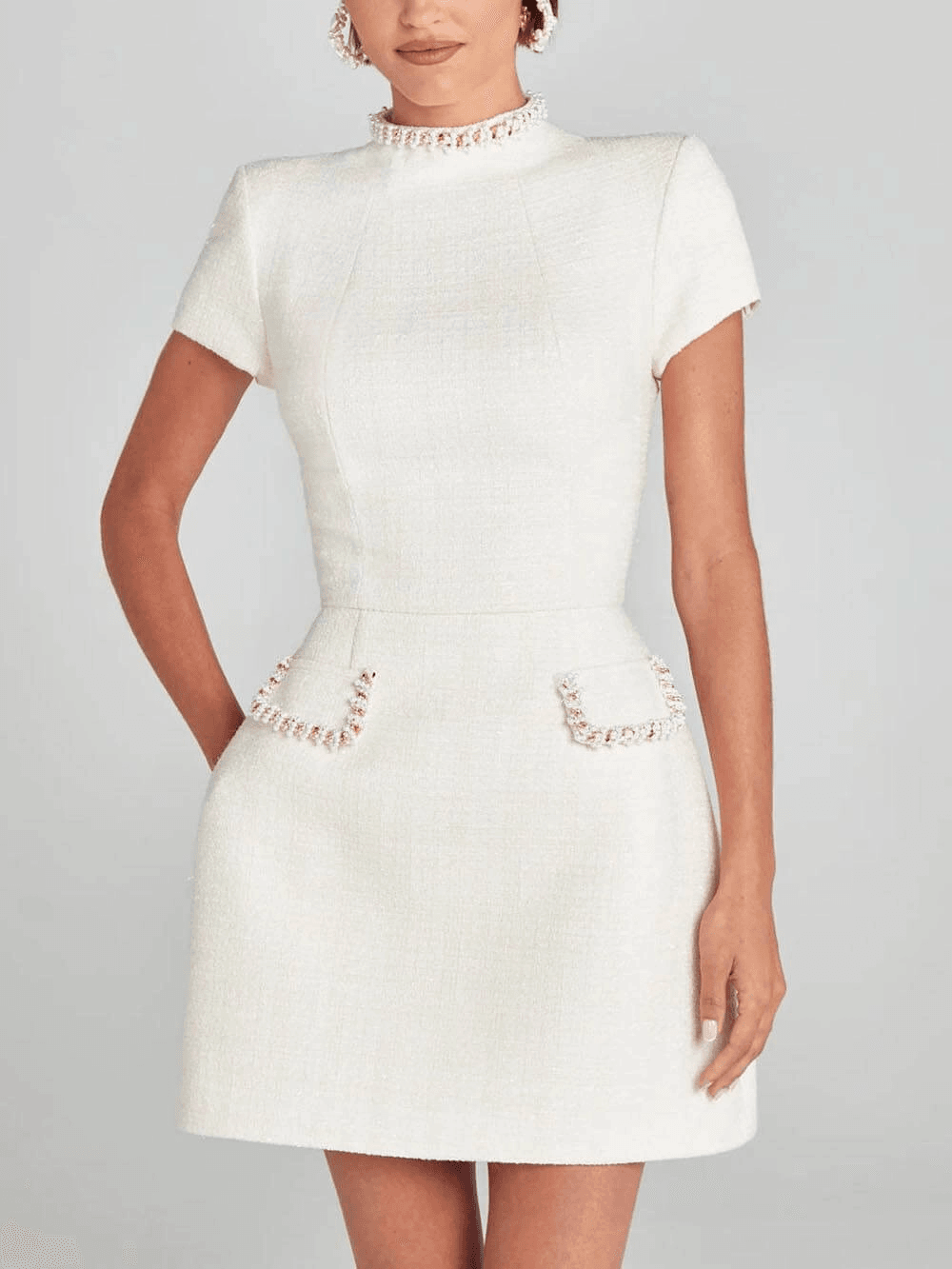 Robe Midi Élégante avec Détails de Perles – Col Bijou et Poches Ornementées Blanc / S MAX FOR ME