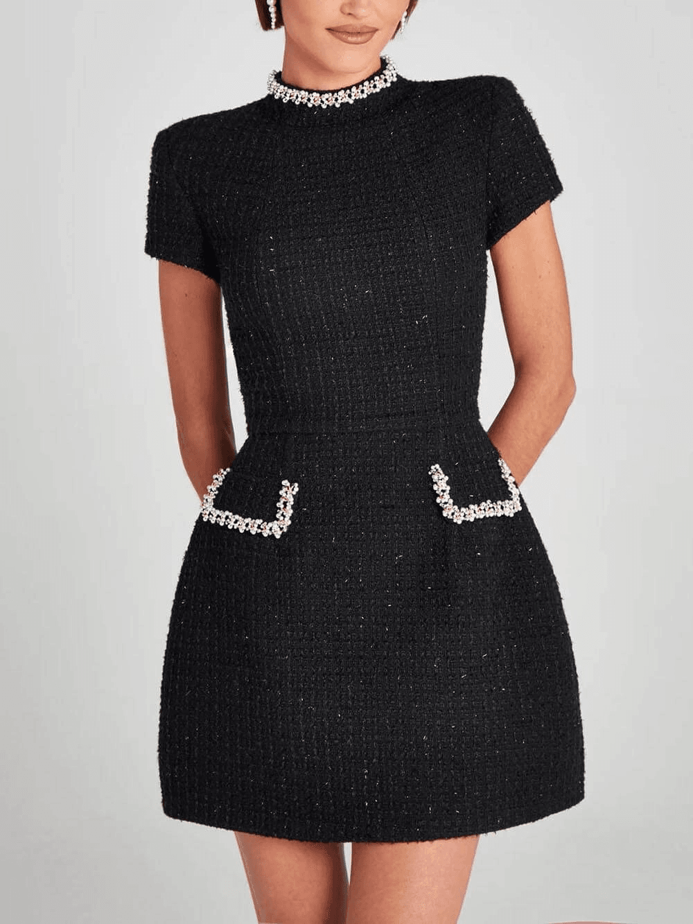 Robe Courte Noire Élégante avec Détails de Perles – Col Bijou et Poches Ornementées 