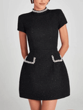 Robe Midi Élégante avec Détails de Perles – Col Bijou et Poches Ornementées Noir Carmin / S MAX FOR ME