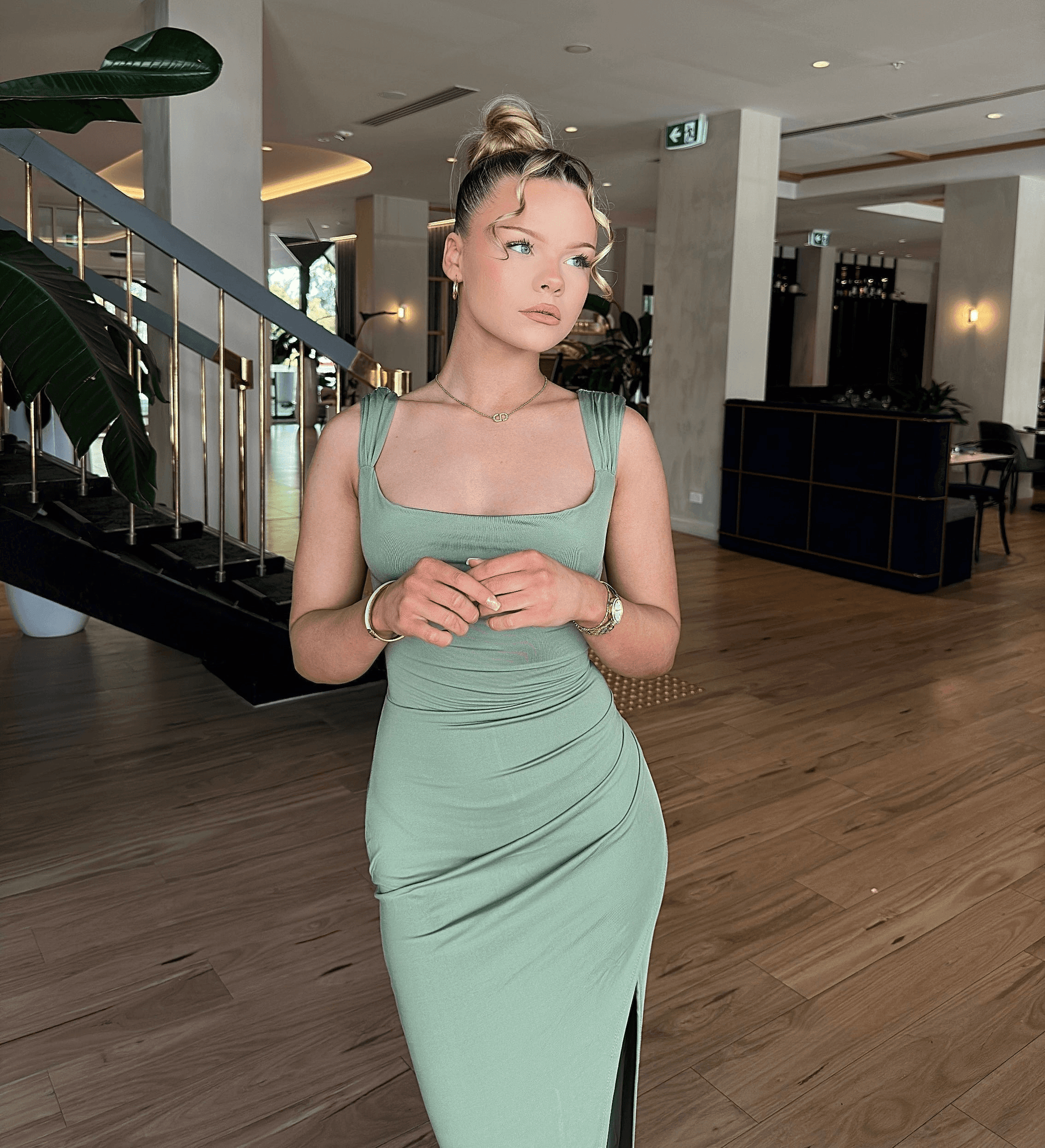 Robe Midi Sculptante Femme – Échancrure Élégante & Dos Noué MAX FOR ME