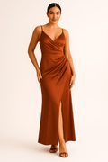 Robe Satinée Drapée Élégance Divine – Robe Longue Fendue Chic Marron / S MAX for ME