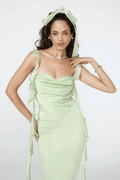 Robe Lina Vert clair – Sensualité satinée avec dos nu et traîne romantique 
