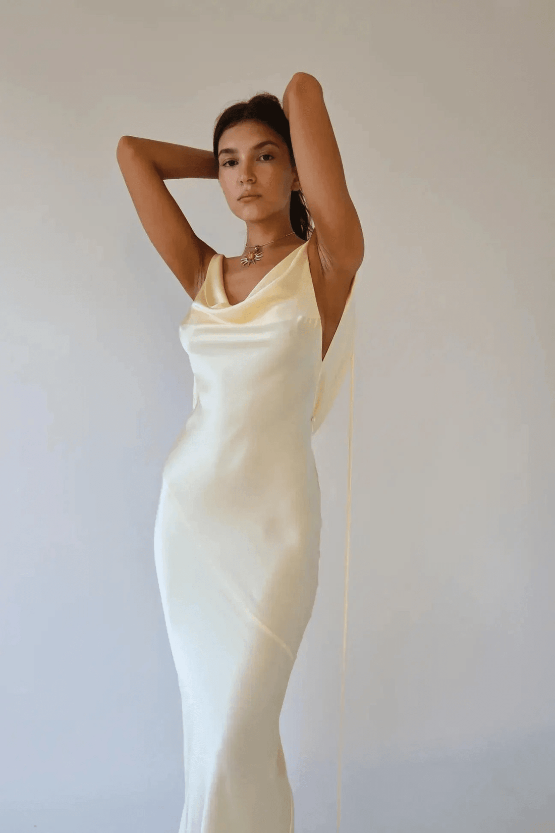 Robe longue Élena en satin duchesse avec drapé