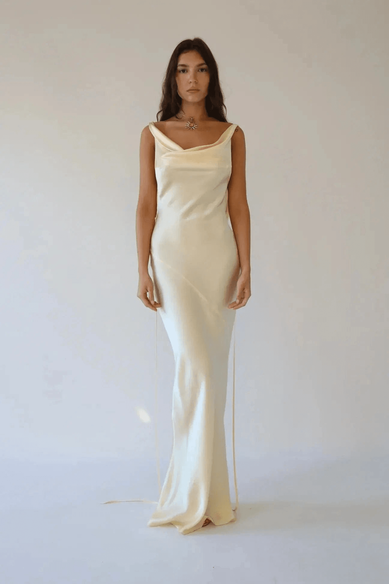 Robe longue Élena en satin duchesse avec drapé