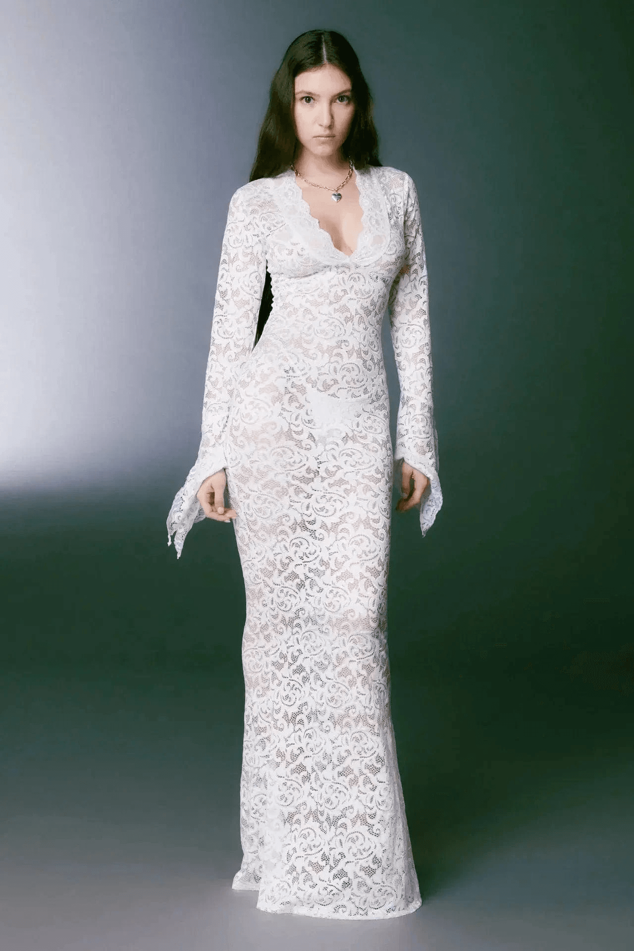Robe longue tarnsparente Mélodie en dentelle avec manches longues