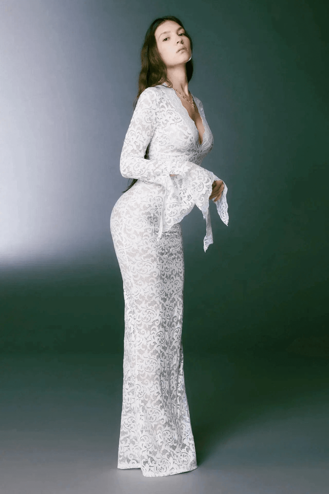 Robe longue tarnsparente Mélodie en dentelle avec manches longues