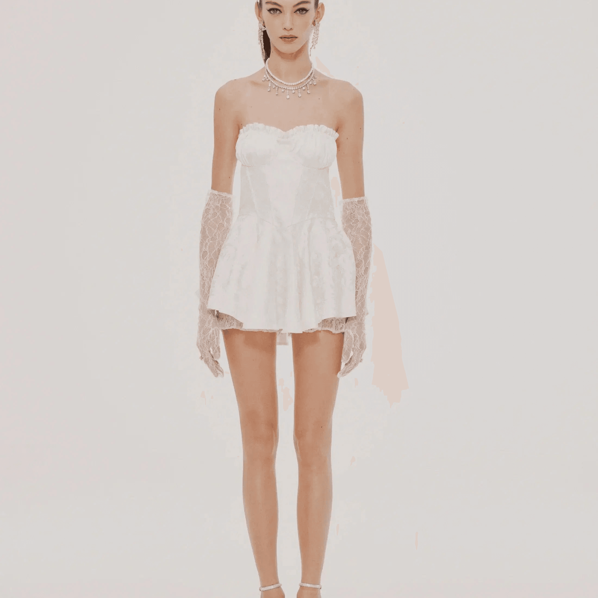 Robe mini Lucia sans bretelles avec jupe drapée