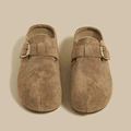 Sabots suédé taupe à boucle - Authenticité moderne intemporelle - MAX FOR ME MAX FOR ME