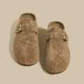 Sabots suédé taupe à boucle - Authenticité moderne intemporelle - MAX FOR ME MAX FOR ME